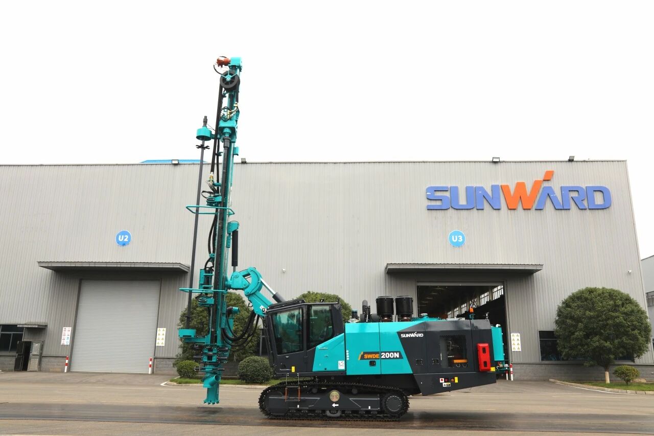 挑战高海拔高寒工况，，，，，龙8头号玩家智能臂式潜孔钻机上岸南美市场