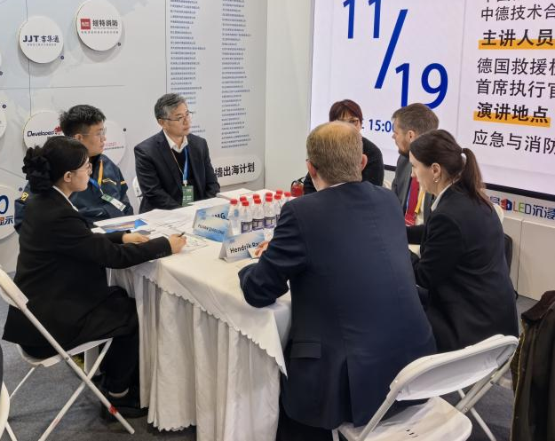 关注！龙8头号玩家特装焦点装备闪灼2025中国国际应急治理展览会